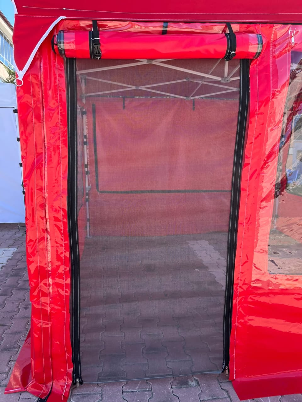 CADNOX Vistral Plus 3×3 şeffaf perdeli kış bahçesi kamp çadırı – fileli kapı detayı