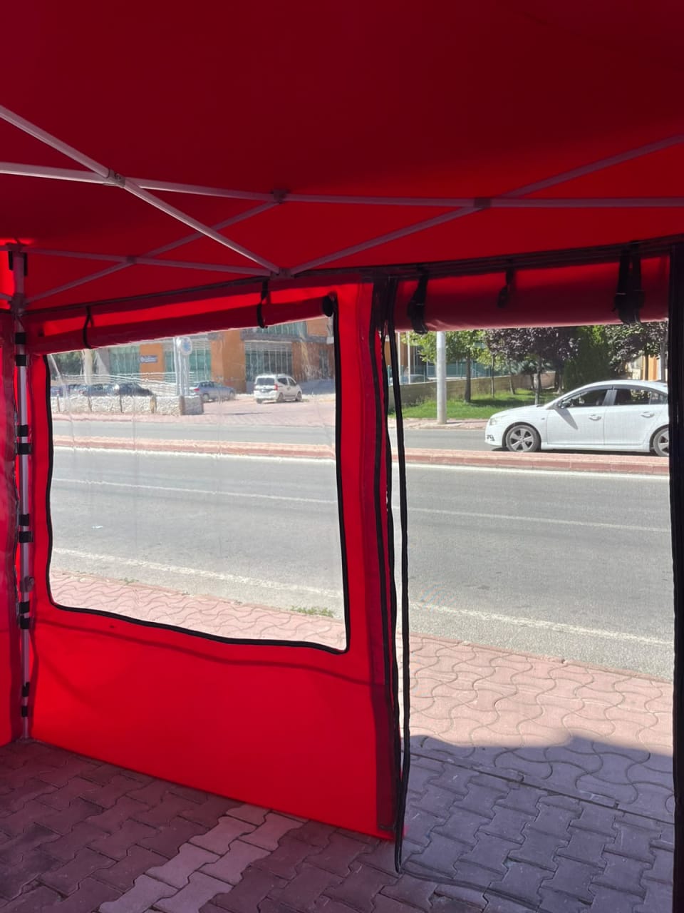 CADNOX Vistral Plus 3×3 şeffaf perdeli kış bahçesi kamp çadırı – iç kapı ve pencere görünümü