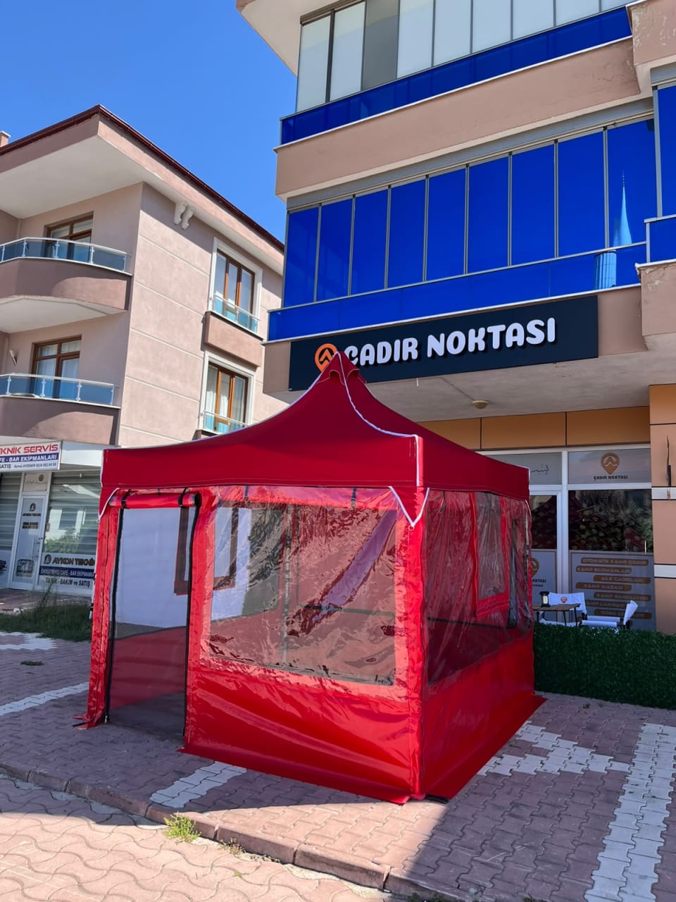 CADNOX Vistral Plus 3×3 şeffaf perdeli kış bahçesi kamp çadırı – kırmızı sağ çapraz görünüm