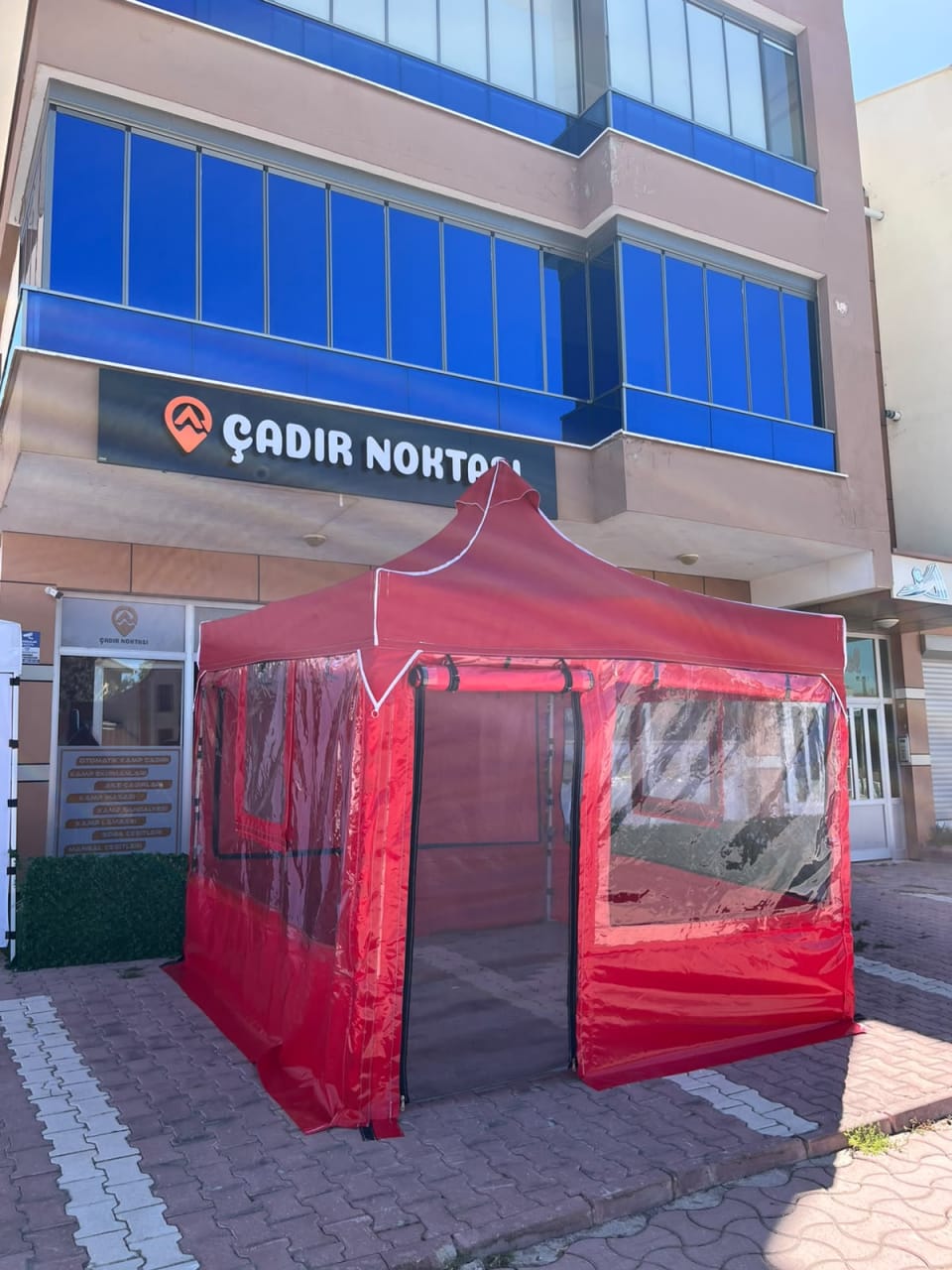 CADNOX Vistral Plus 3×3 şeffaf perdeli kış bahçesi kamp çadırı – kırmızı sol çapraz görünüm