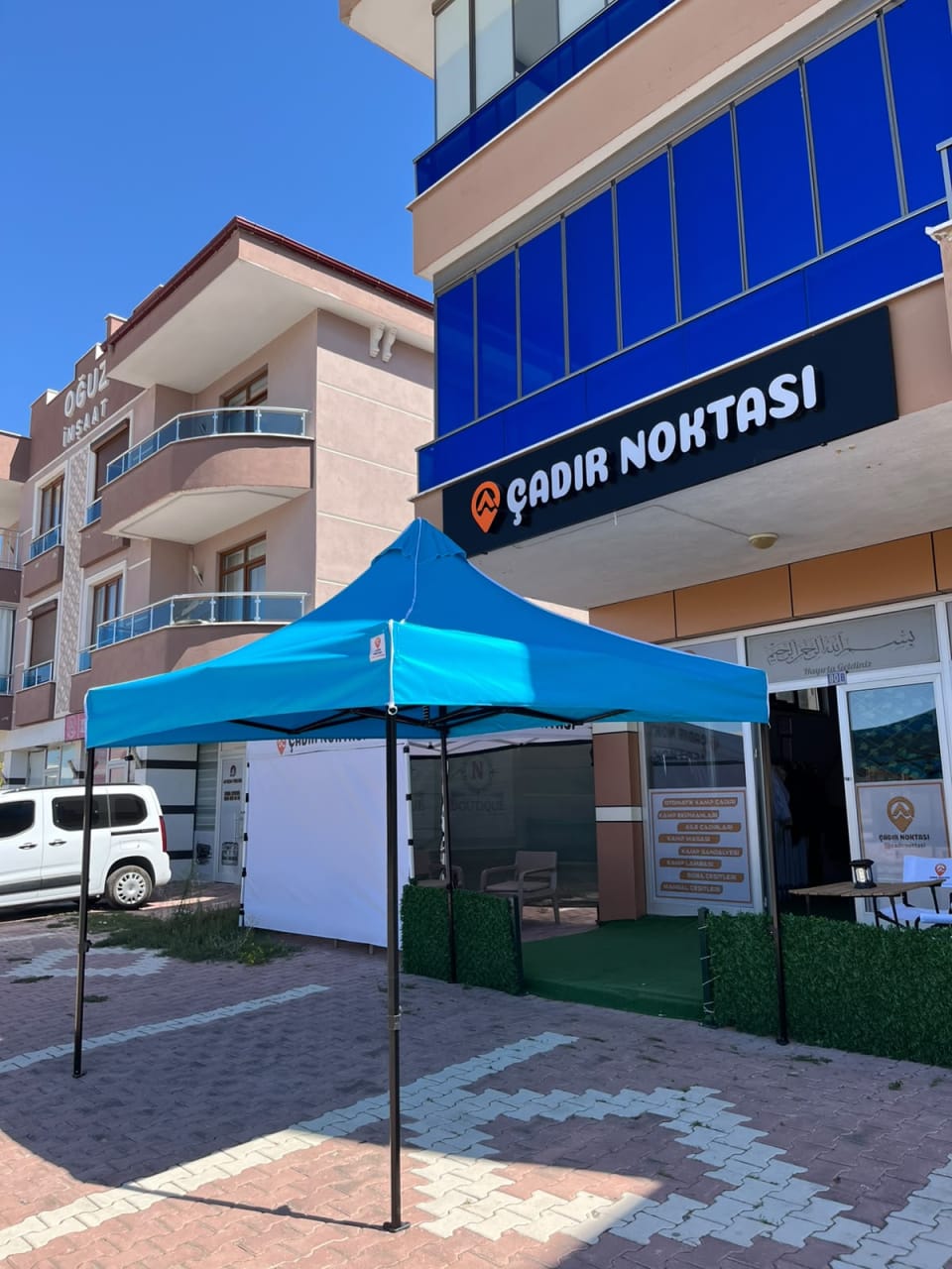 3×3 Premium gazebo çadırın mavi üst bezi ve siyah iskeletiyle çapraz görünümü