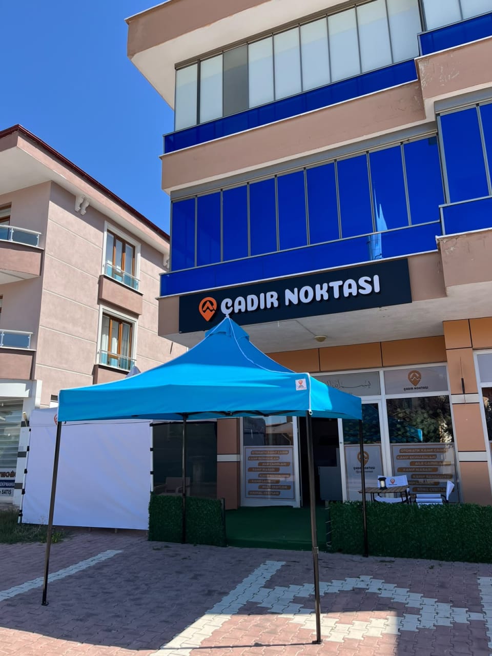 Mavi üst bezli ve 40’lık siyah iskeletli 3×3 Premium gazebo çadırın genel görünümü