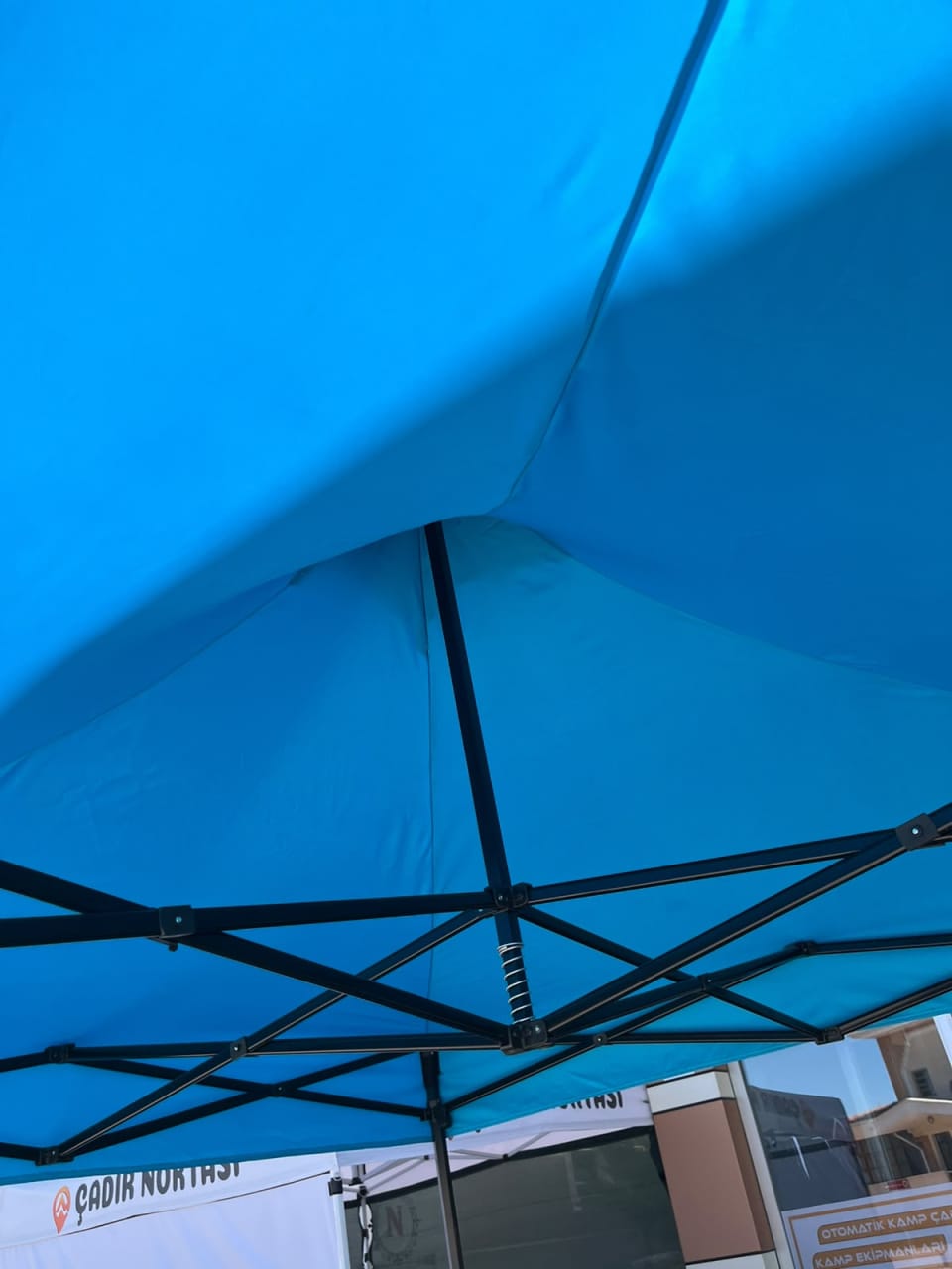 40’lık Premium siyah gazebo iskeletinin katlanır makas sistemi ve tavan içi