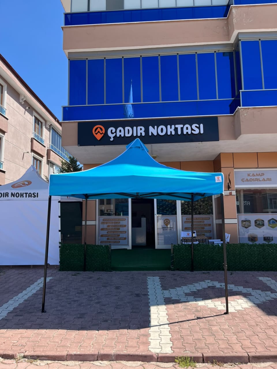 Mavi üst bezli 3×3 Premium siyah iskeletli gazebo çadırın ön görünümü