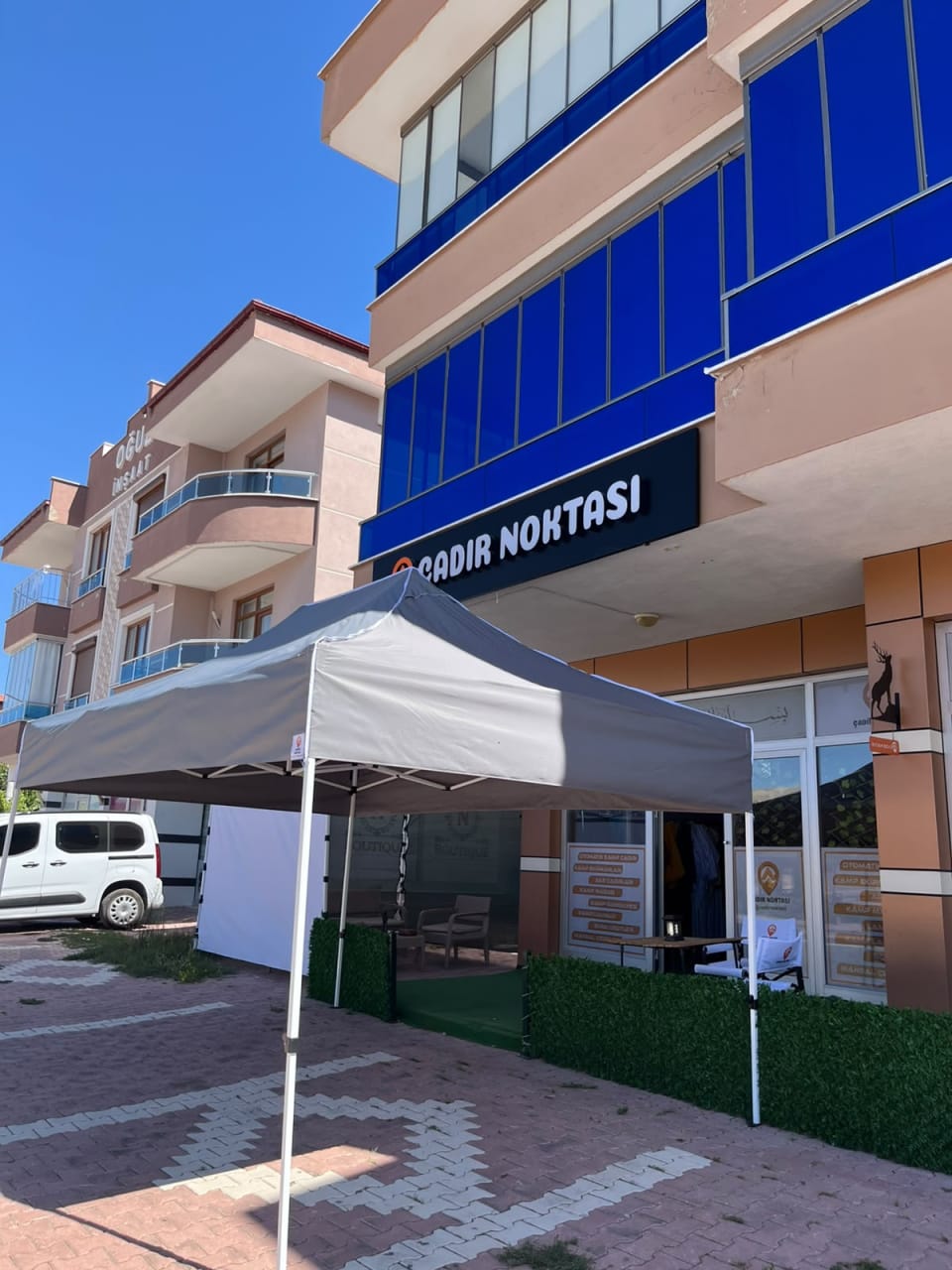 Gri üst bezli 3×4,5 gazebo çadır ve katlanır beyaz iskeletin çapraz görünümü
