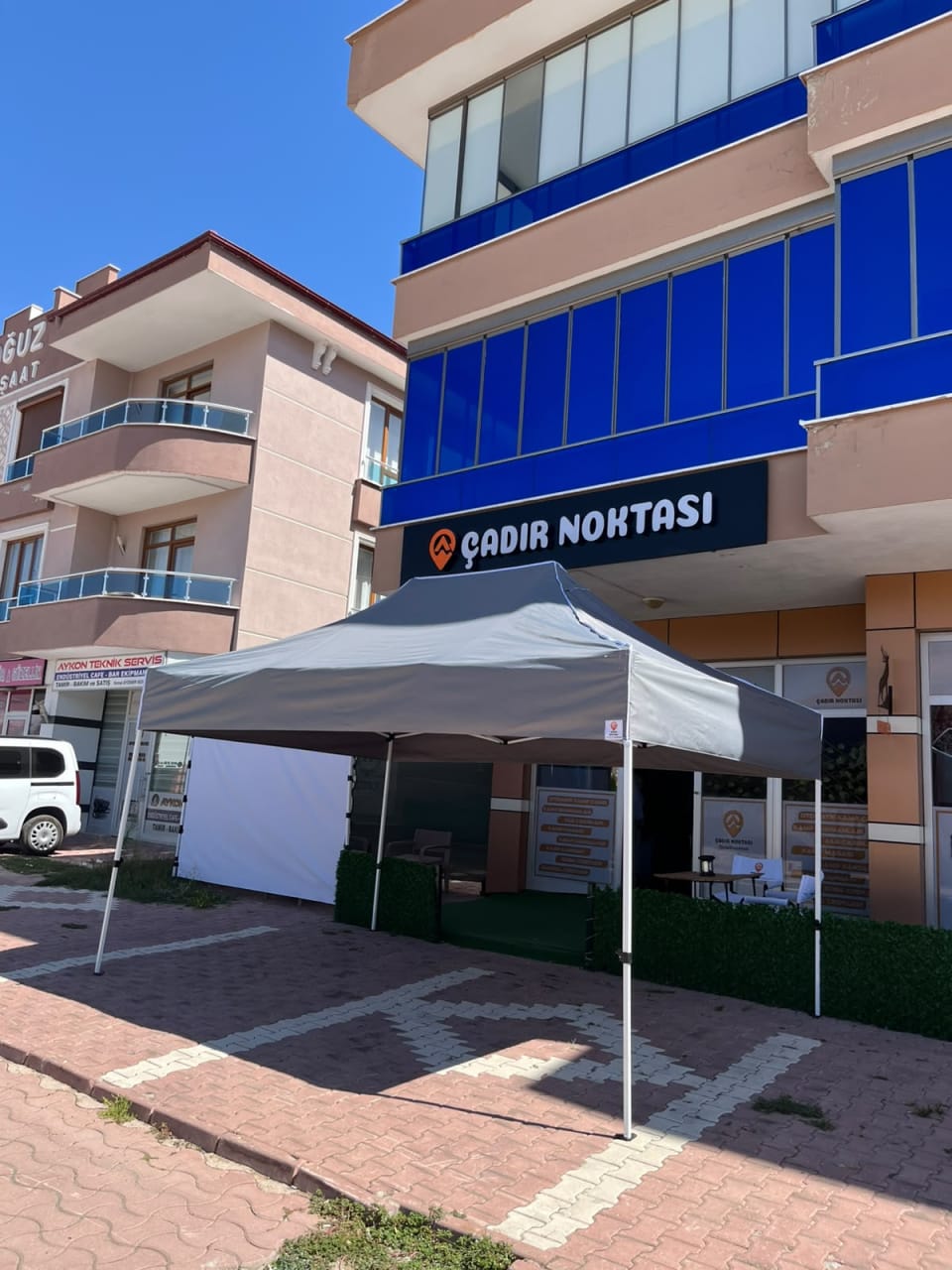 Gri üst bezli 3×4,5 gazebo çadır ve 30’luk beyaz iskeletin genel görünümü