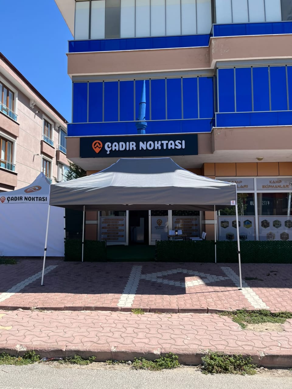 Gri üst bezli 3×4,5 gazebo çadır ve 30’luk beyaz iskeletin ön görünümü