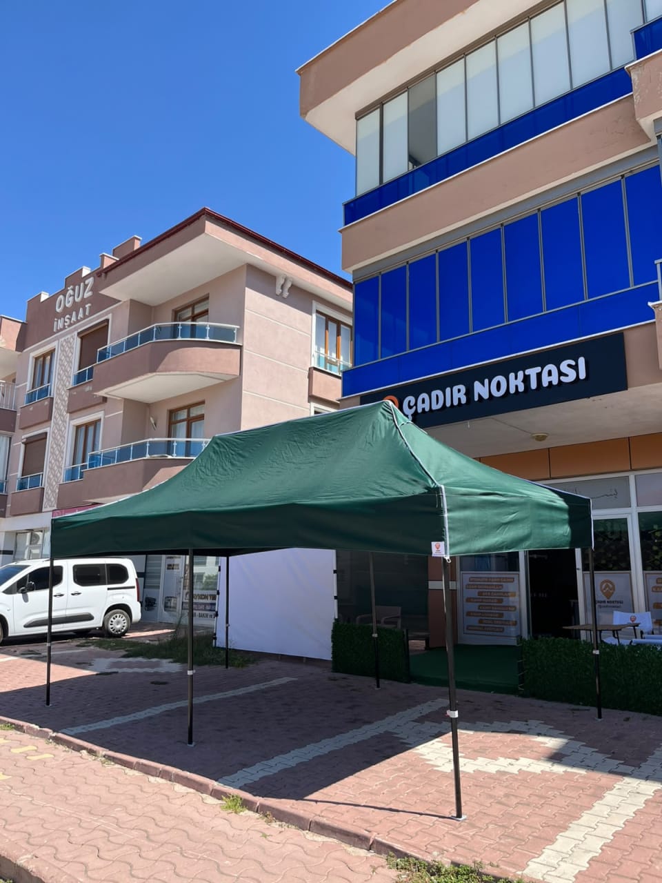 Yeşil üst bezli 3×6 Premium gazebo çadırın 40’lık siyah iskelet ve altı ayağıyla çapraz görünümü