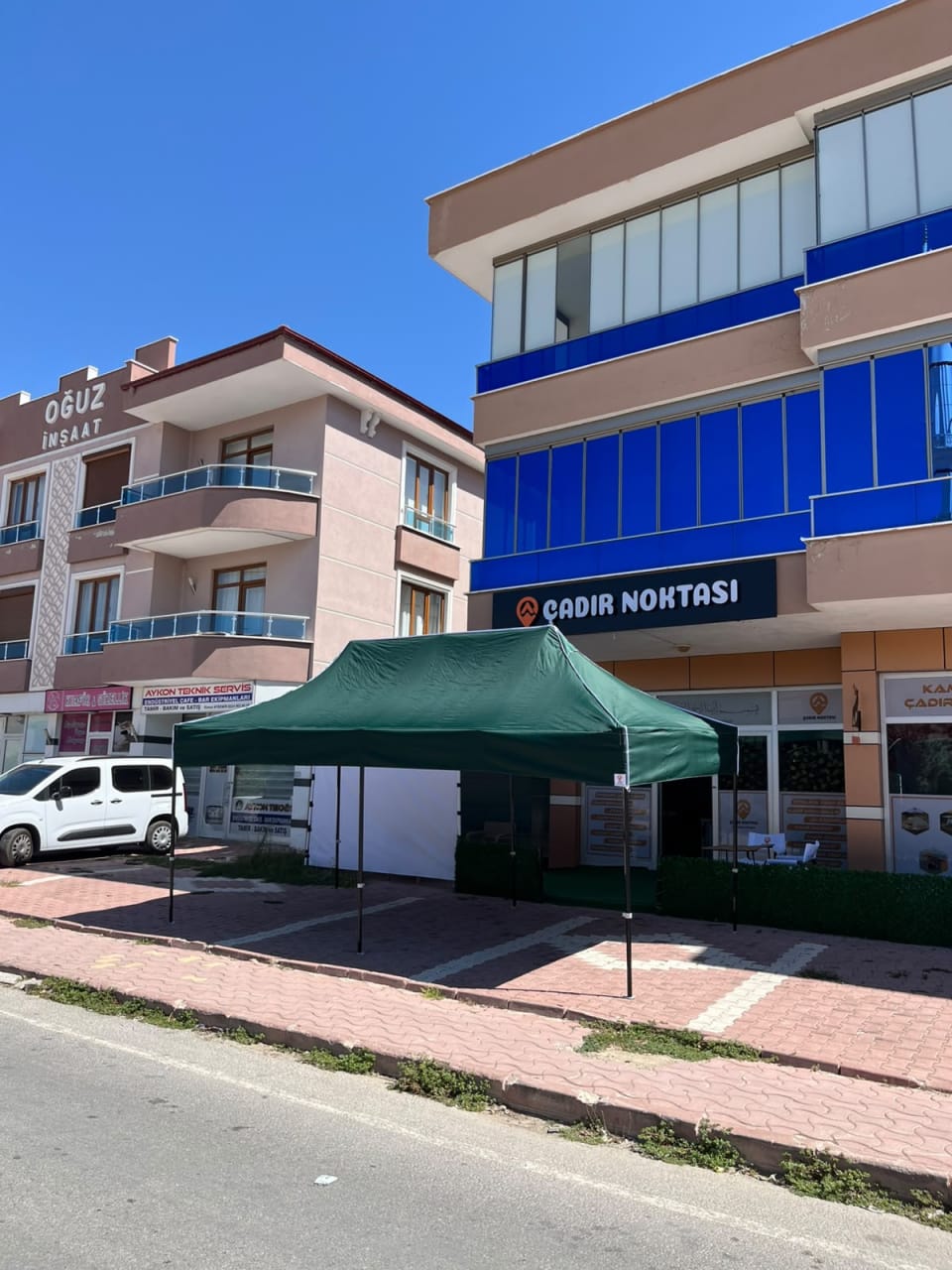 Yeşil üst bezli 3×6 Premium gazebo çadırın uzun dikdörtgen gövdesi ve siyah iskeletiyle genel görünümü