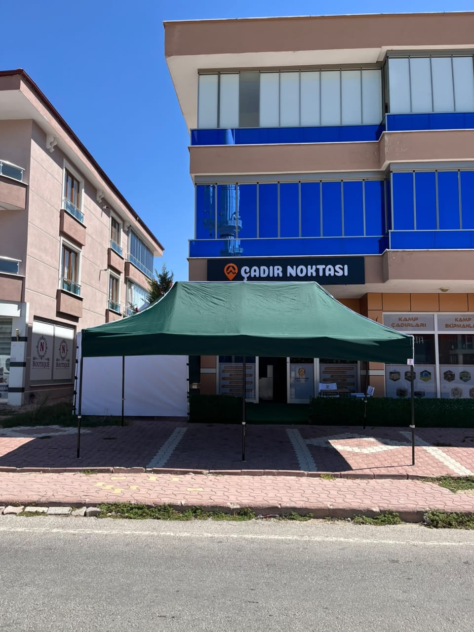 Yeşil üst bezli 3×6 Premium gazebo çadır ve 40’lık siyah iskelet takımının ön görünümü