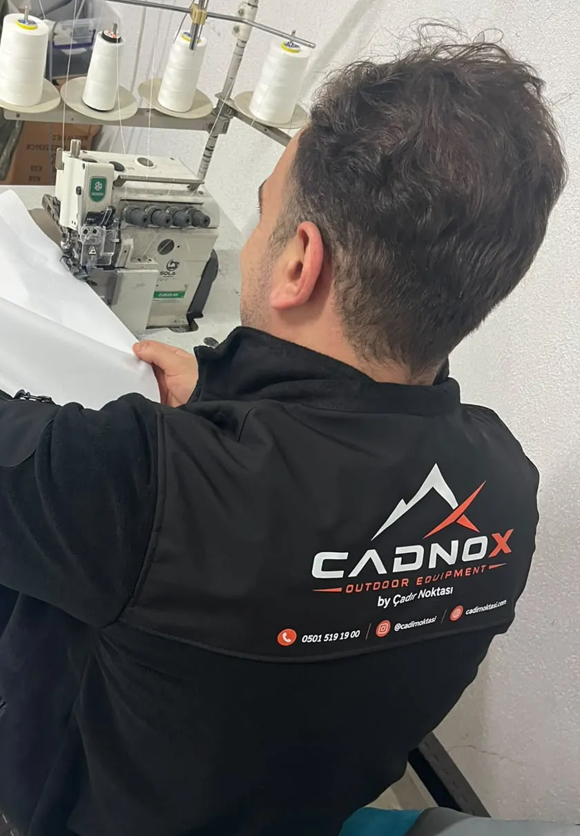Konya'daki Çadır Noktası atölyesinde çadır kumaşının kenarları overlok makinesinde dikiliyor