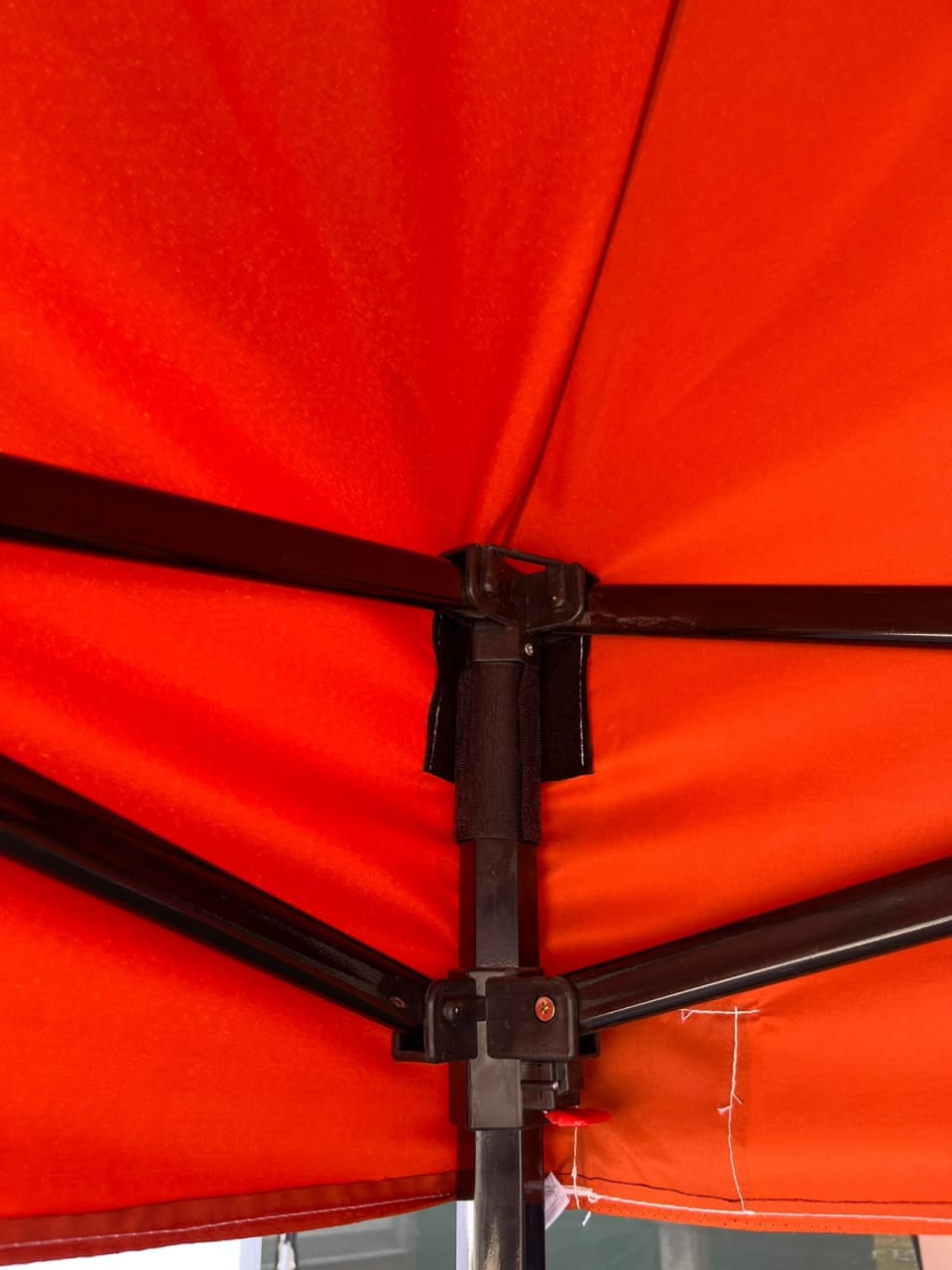 CADNOX 3×2 Premium gazebo çadırın siyah köşe bağlantısı ve ayak kilidi detayı