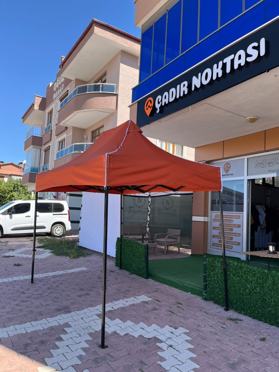 Turuncu tavanlı ve siyah iskeletli CADNOX 3×2 Premium gazebo çadırın çapraz görünümü