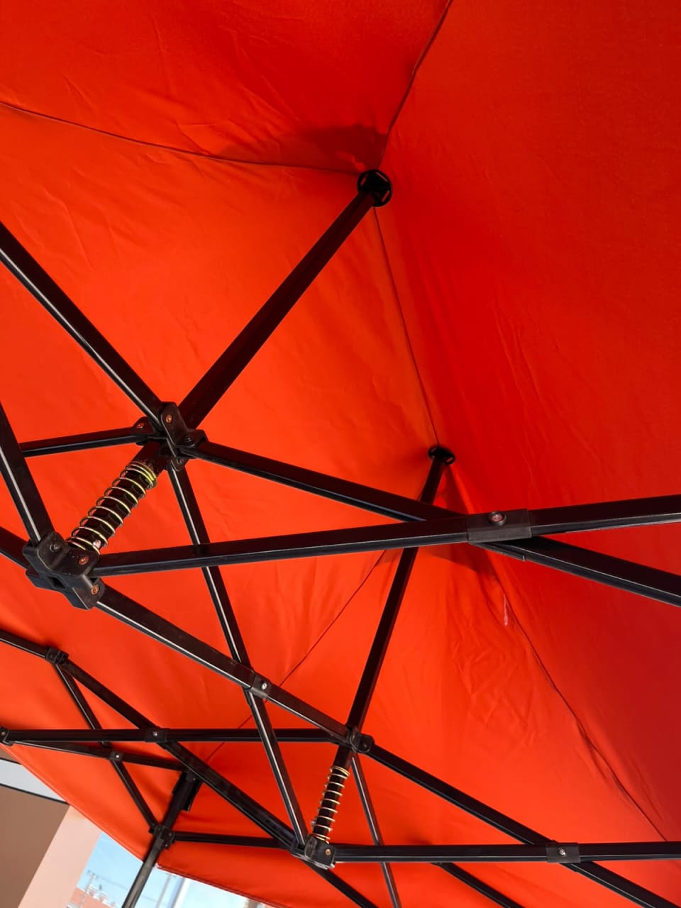 CADNOX 3×2 gazebo çadırın tavan altındaki siyah makaslı iskeleti ve yaylı destekleri
