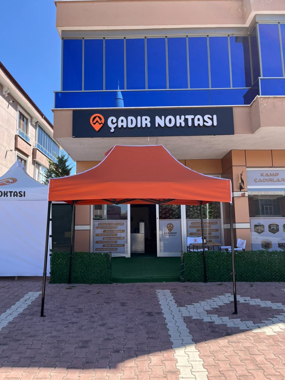 CADNOX 3×2 gazebo çadırın turuncu tavanı ve siyah ayaklarıyla önden görünümü