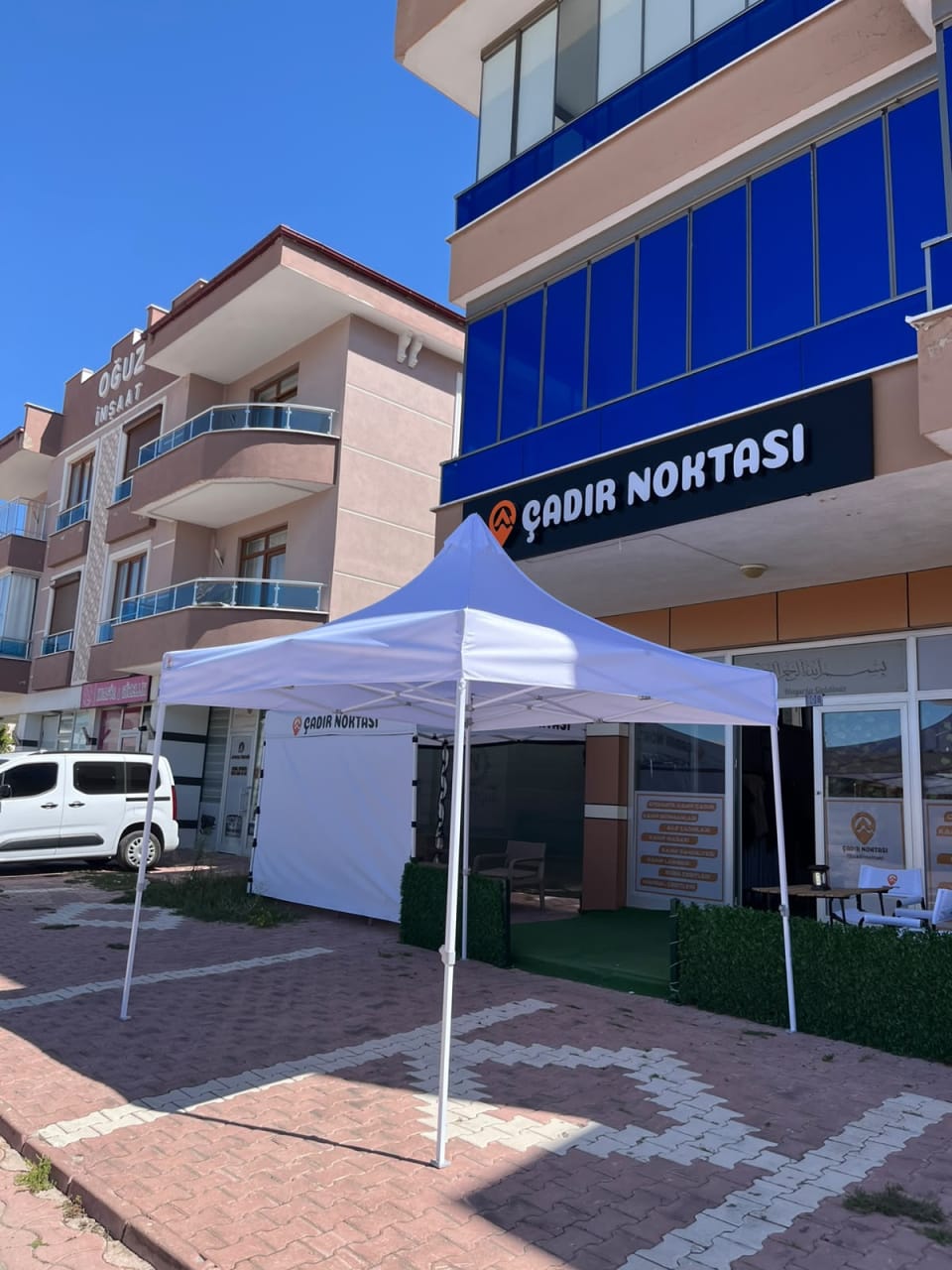Beyaz üst bezli 3×3 gazebo çadırın çapraz görünümü