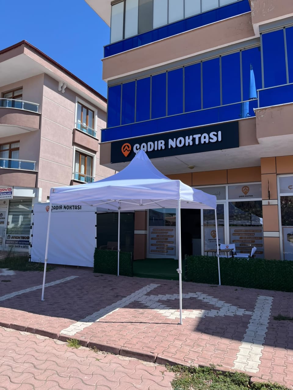 3×3 beyaz gazebo çadırın üst bez ve beyaz iskelet ile genel görünümü