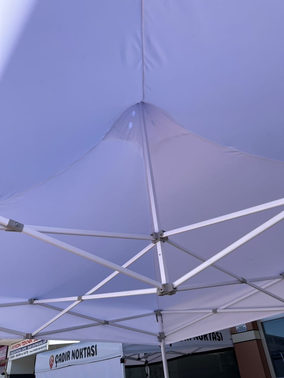 30’luk beyaz gazebo iskeletinin katlanır makas sistemi ve tavan içi