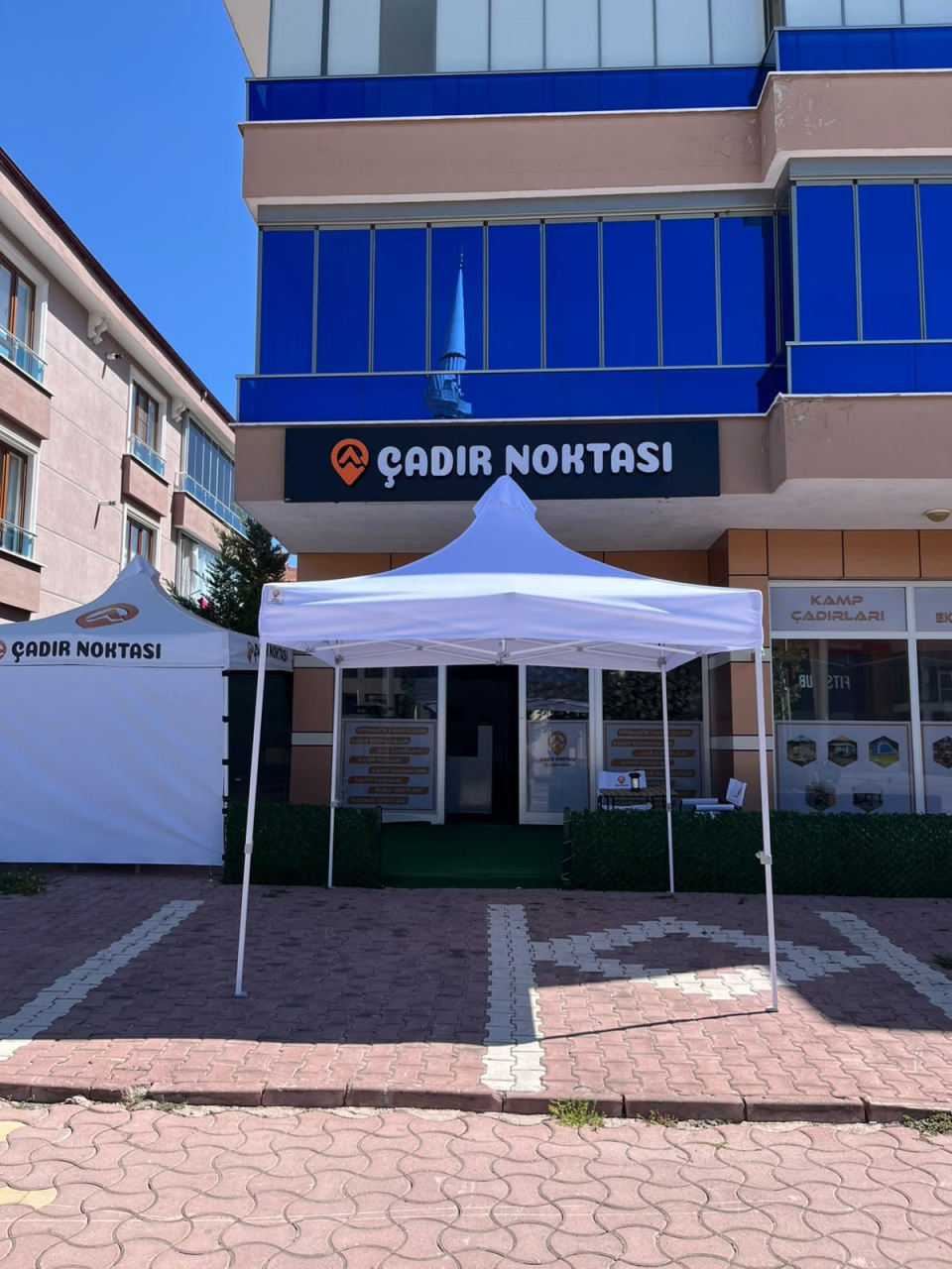 3×3 beyaz üst bezli ve 30’luk beyaz iskeletli gazebo çadırın ön görünümü