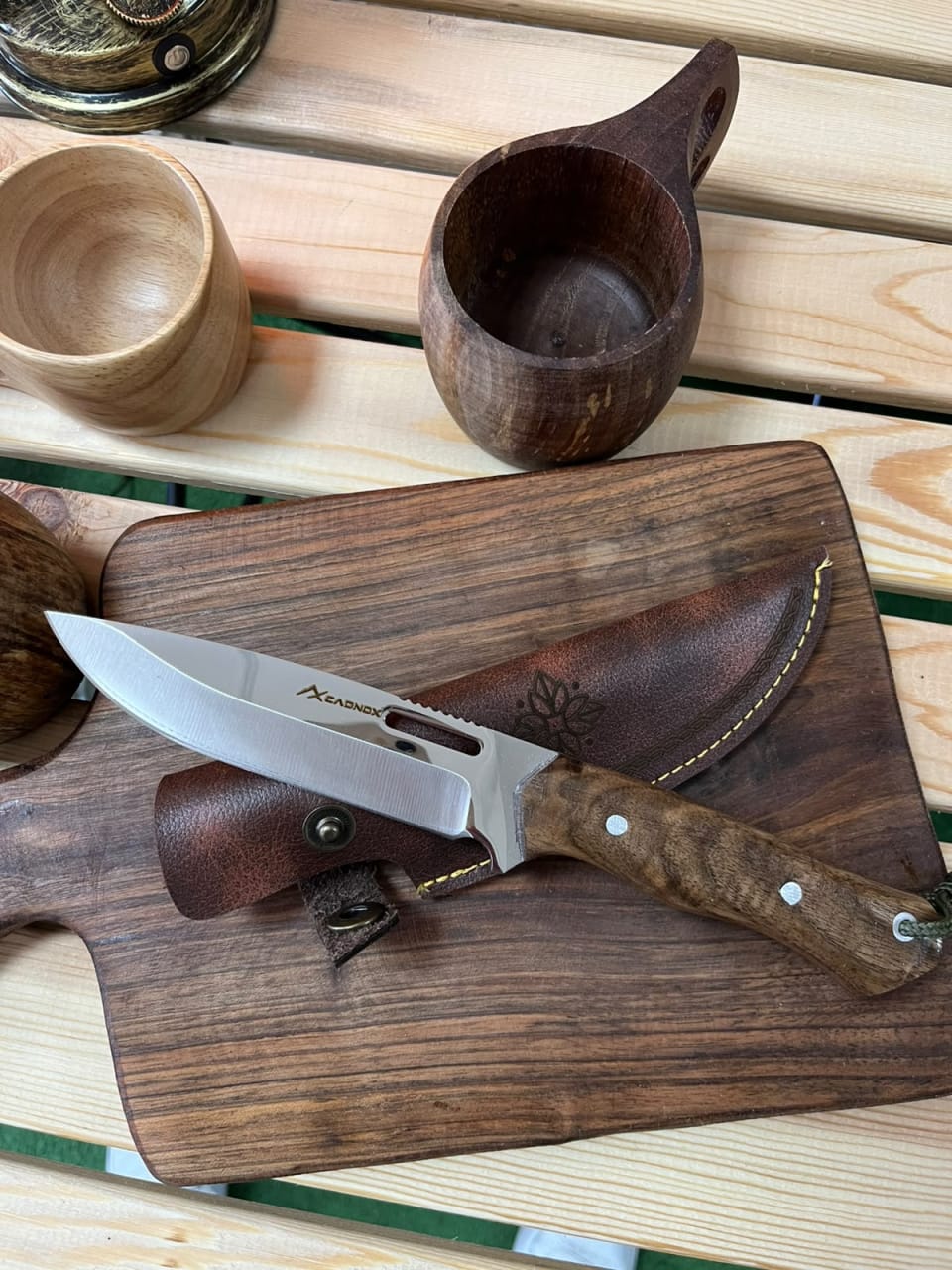 CADNOX Bushcraft kamp bıçağı kahverengi kılıf üzerinde