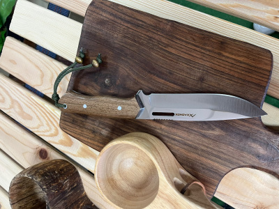 CADNOX Bushcraft kamp bıçağının kök ceviz sapı ve paslanmaz çelik yüzeyi