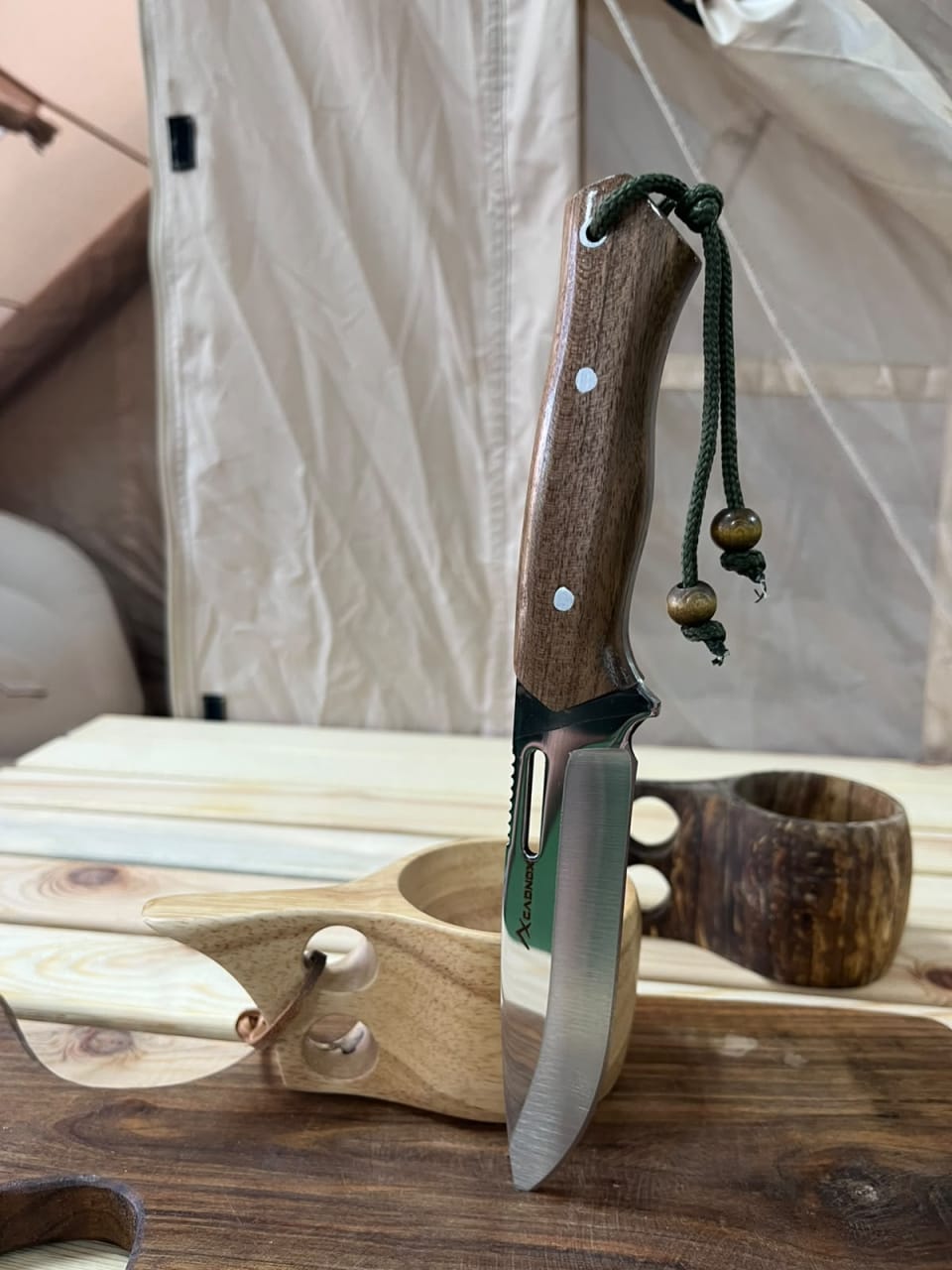 CADNOX Bushcraft bıçağının iki pimli kök ceviz sapı ve boncuklu yeşil kordonu