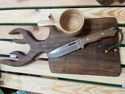 CADNOX Bushcraft kamp bıçağı ve yeşil kordonunun üstten görünümü