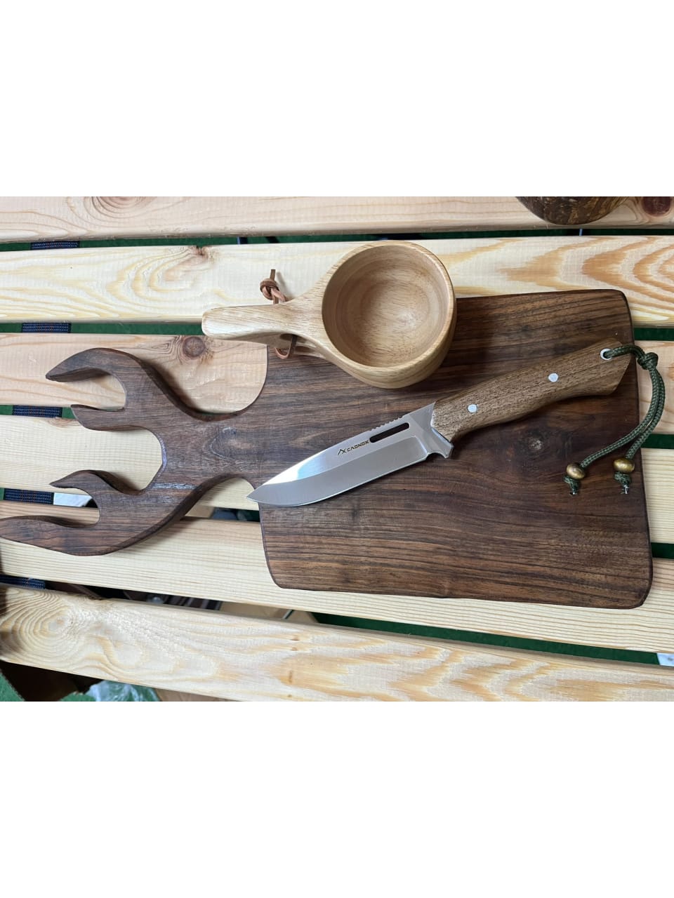 CADNOX Bushcraft kamp bıçağı ve yeşil kordonunun üstten görünümü