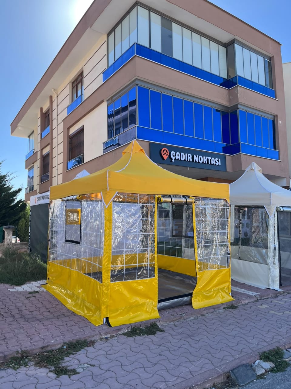 CADNOX Vistral Çizgili 3×3 şeffaf kış bahçesi kamp çadırı – açık kapı genel görünüm