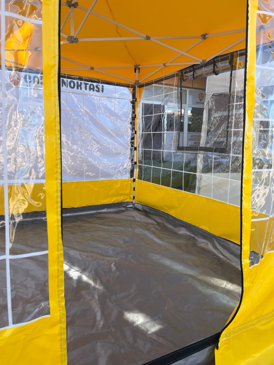 CADNOX Vistral Çizgili 3×3 şeffaf kış bahçesi kamp çadırı – kapalı gri zemin detayı
