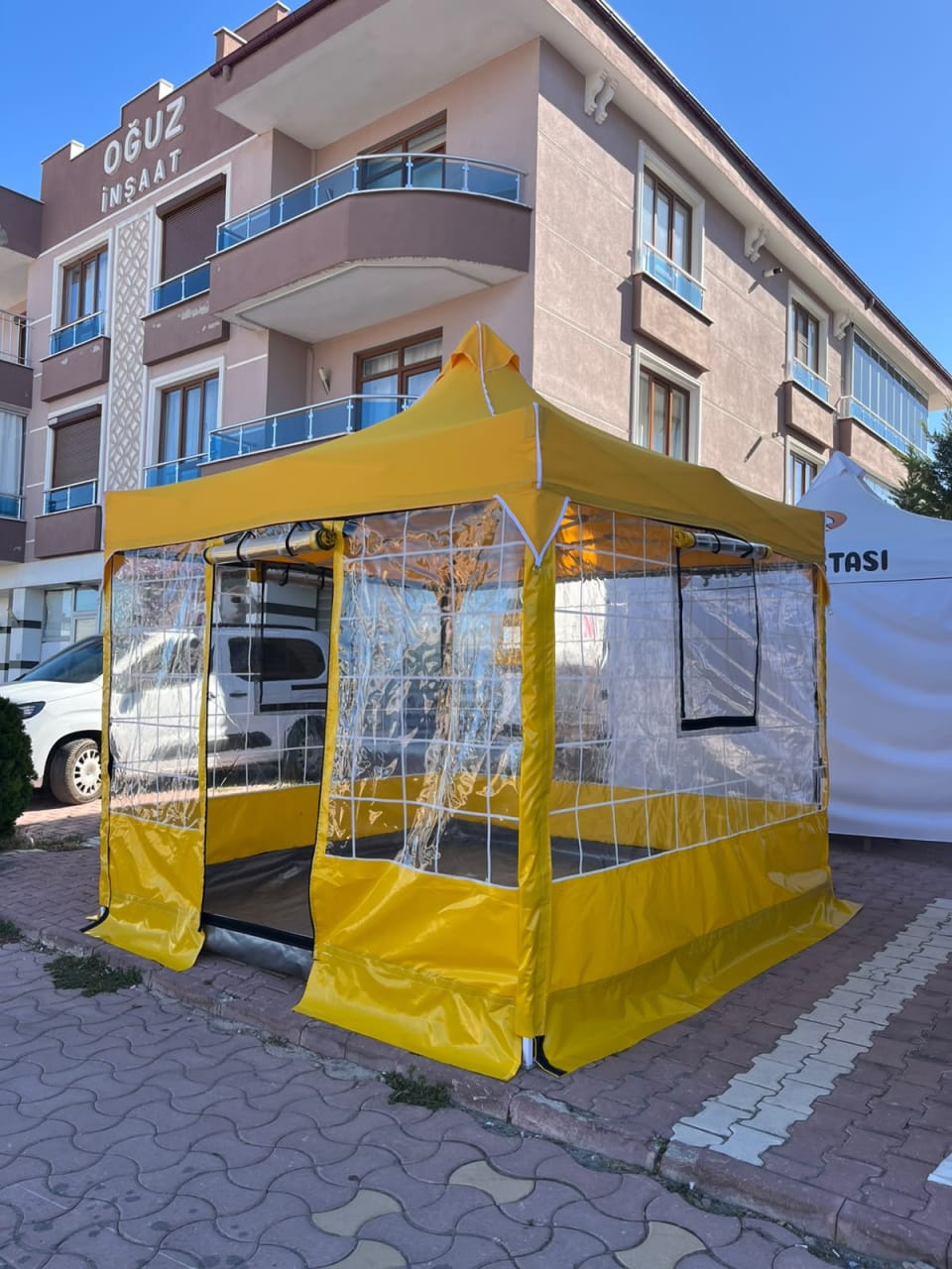 CADNOX Vistral Çizgili 3×3 şeffaf kış bahçesi kamp çadırı – sarı açık kapı çapraz görünüm