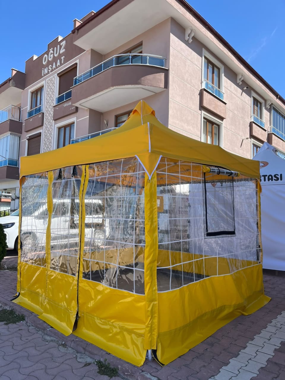 CADNOX Vistral Çizgili 3×3 şeffaf kış bahçesi kamp çadırı – sarı kapalı kapı çapraz görünüm