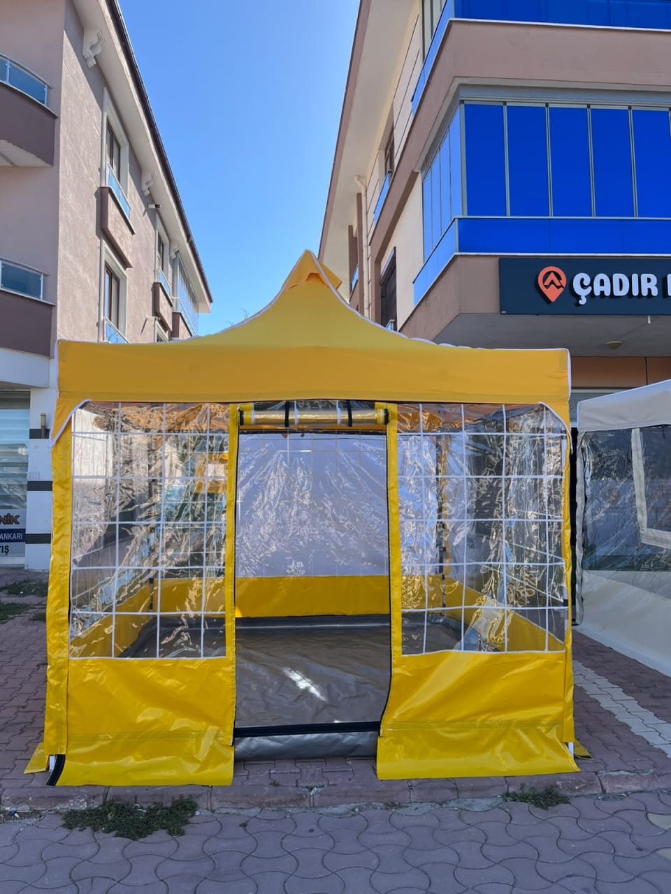 CADNOX Vistral Çizgili 3×3 şeffaf kış bahçesi kamp çadırı – sarı ön görünüm, kapı açık