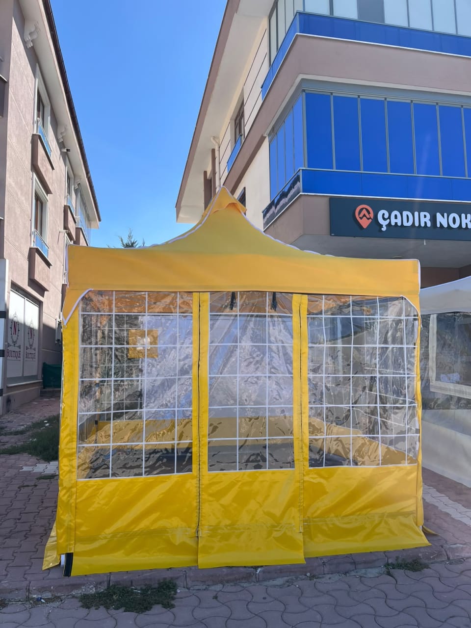 CADNOX Vistral Çizgili 3×3 şeffaf kış bahçesi kamp çadırı – sarı ön görünüm, kapı kapalı