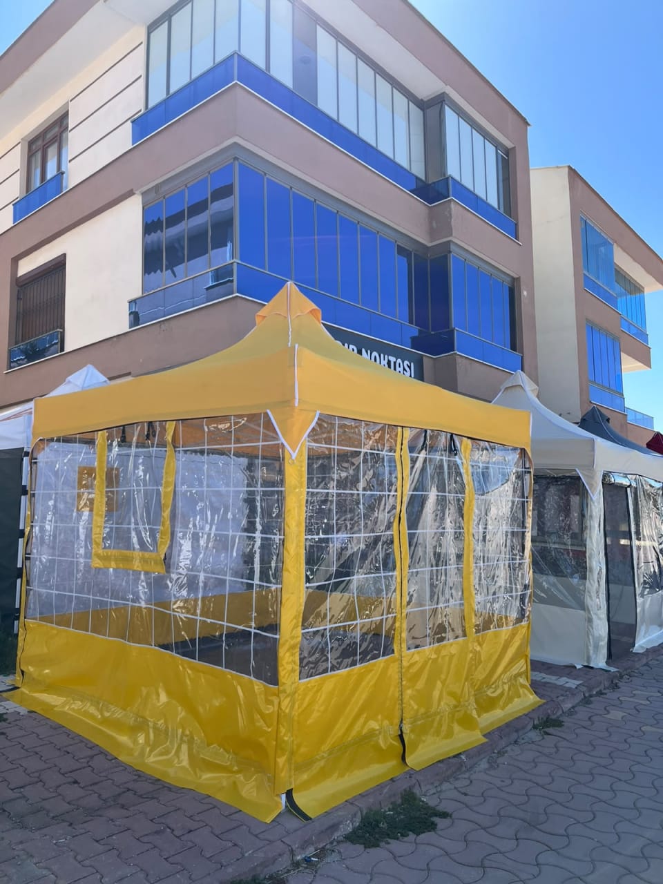 CADNOX Vistral Çizgili 3×3 şeffaf kış bahçesi kamp çadırı – sarı yan çapraz görünüm