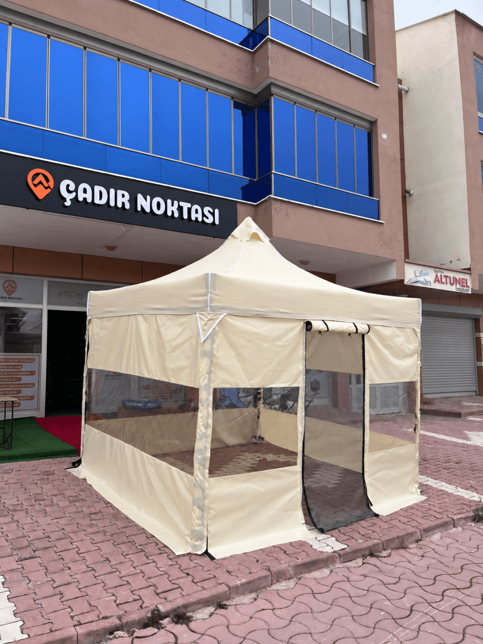 CADNOX Vistral Yarım Şeffaf krem kamp çadırı, sağ çapraz görünüm ve açık giriş