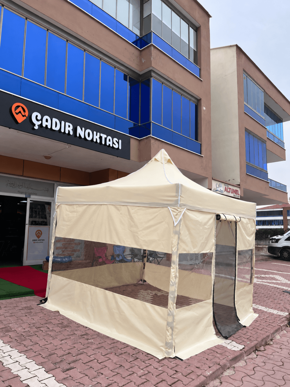 CADNOX Vistral Yarım Şeffaf krem kamp çadırı, geniş şeffaf yan pencere ve giriş görünümü