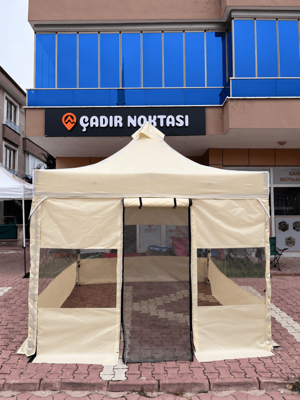 CADNOX Vistral Yarım Şeffaf krem kamp çadırı, önden görünüm ve fermuarlı giriş