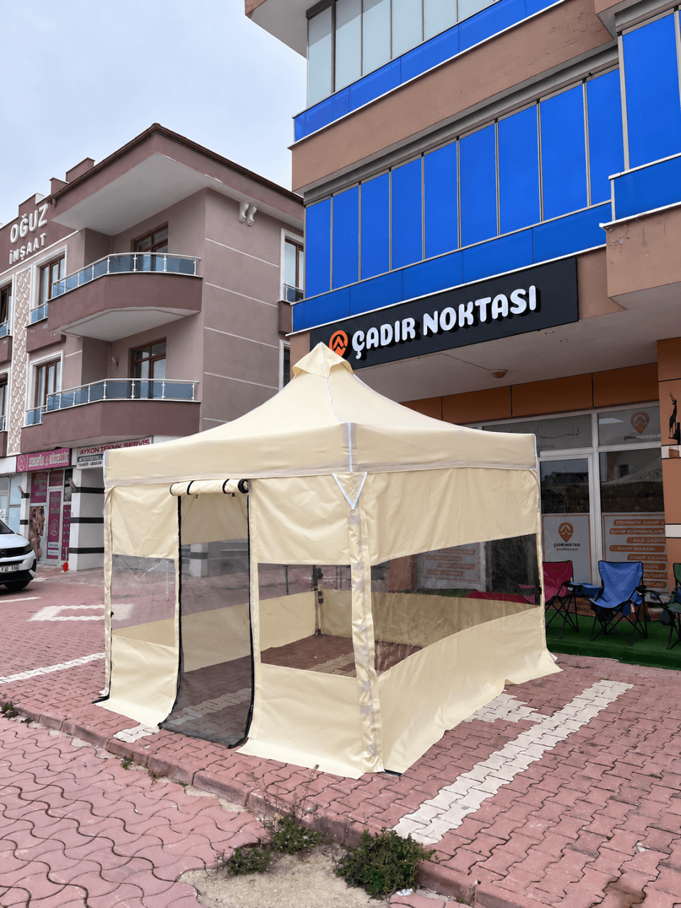 CADNOX Vistral Yarım Şeffaf krem kamp çadırı, sol yan görünüm ve şeffaf pencere bantları