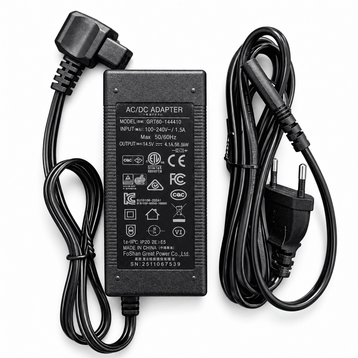 Dizel Isıtıcı 220 V Adaptör – Beyaz Zemin Ana Görsel Dizel ısıtıcı için 220 V adaptör ve güç kabloları beyaz zeminde