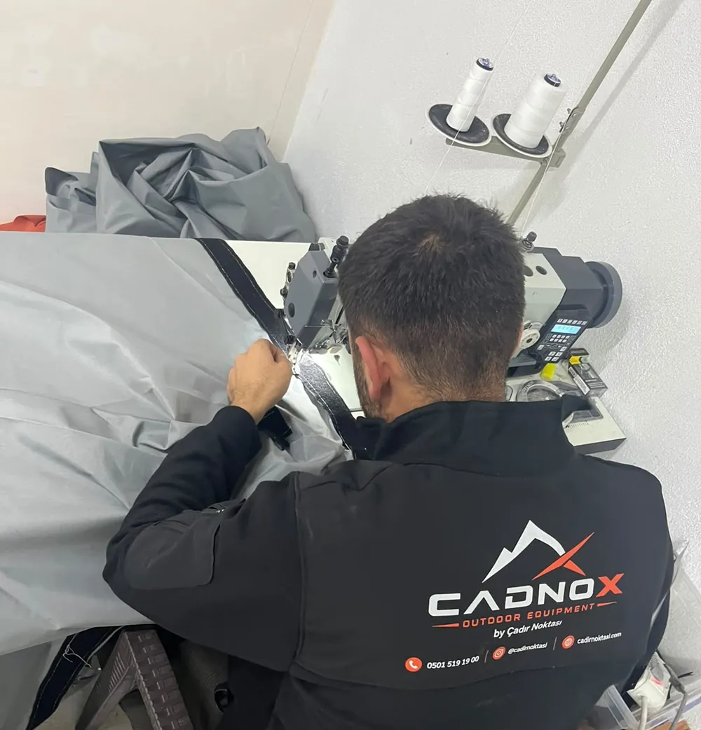 Çadır Noktası'nın Konya'daki atölyesinde CADNOX ustası endüstriyel makinede çadır kumaşı dikiyor