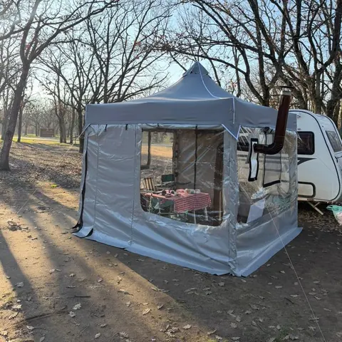 Kış kampında sobalı şeffaf gazebo çadır, karavan yanında