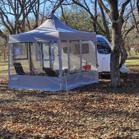 Sonbaharda karavan yanında şeffaf pencereli gazebo çadır