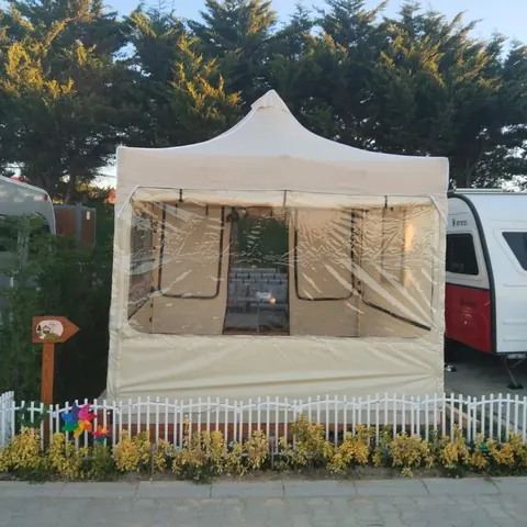 Karavan parkında krem rengi gazebo çadır