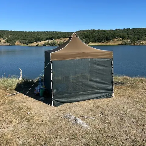 Göl kenarında gazebo çadır