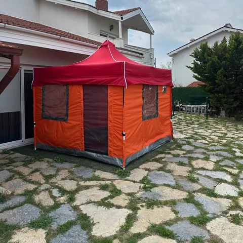 Villa bahçesinde kırmızı turuncu gazebo çadır