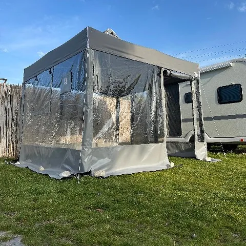 Karavana bağlı gri şeffaf gazebo çadır