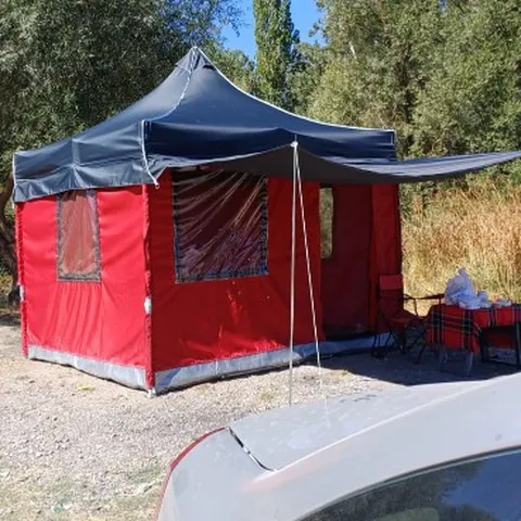 Tenteli kırmızı perdeli kamp çadırı