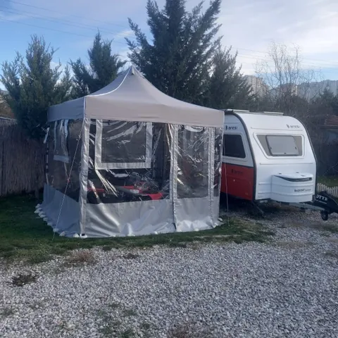 Kırmızı karavan yanında şeffaf gazebo çadır