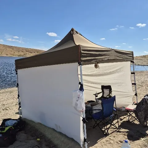 Göl kenarında kahverengi tavanlı yan kapalı gazebo çadır